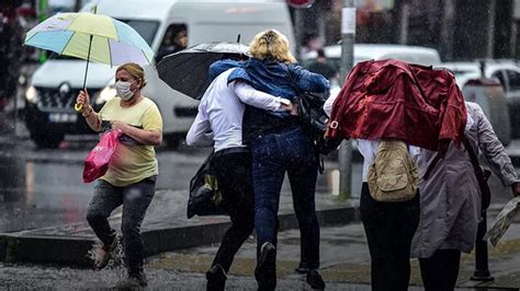 İ­s­t­a­n­b­u­l­ ­İ­ç­i­n­ ­K­r­i­t­i­k­ ­U­y­a­r­ı­:­ ­Ş­i­d­d­e­t­l­i­ ­Y­a­ğ­ı­ş­ ­1­8­:­0­0­­a­ ­K­a­d­a­r­ ­S­ü­r­e­c­e­k­
